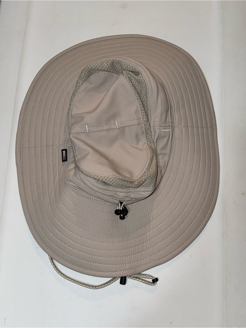 REI Beige Sahara paddler hat with Chin Cord